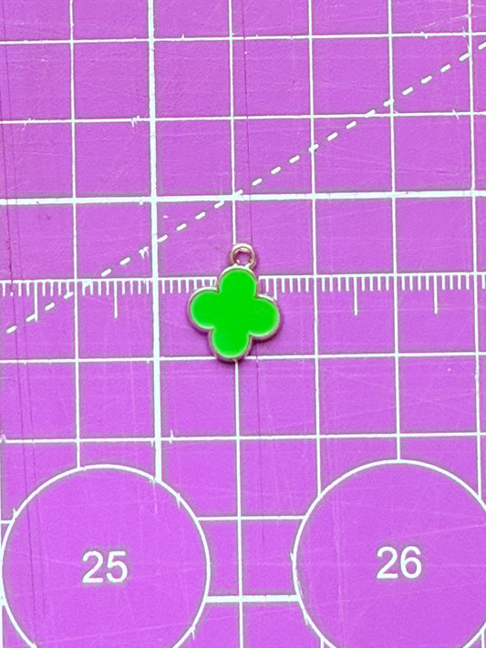 ✨ Dijes chapados en esmalte