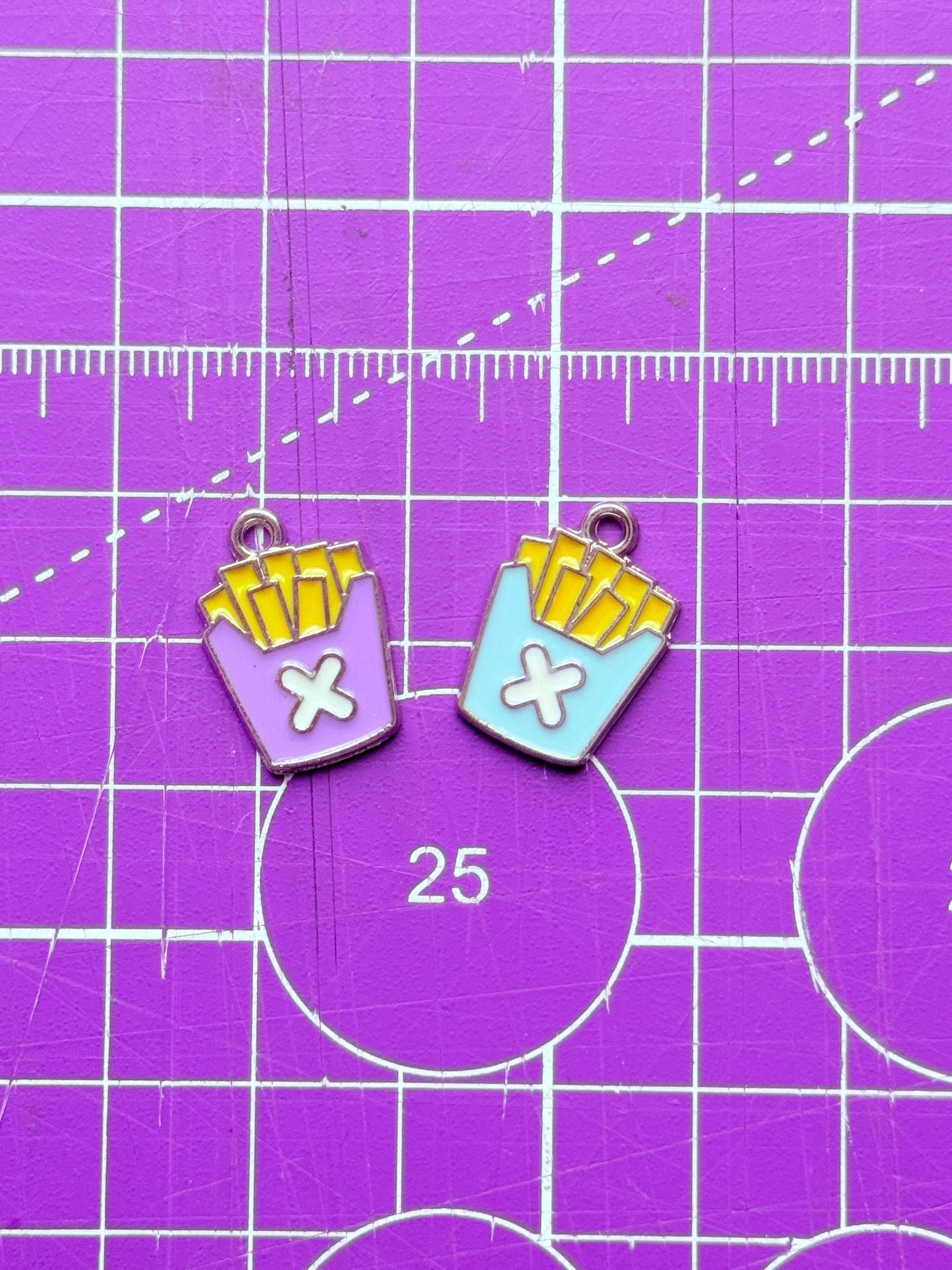 ✨ Dijes chapados en esmalte