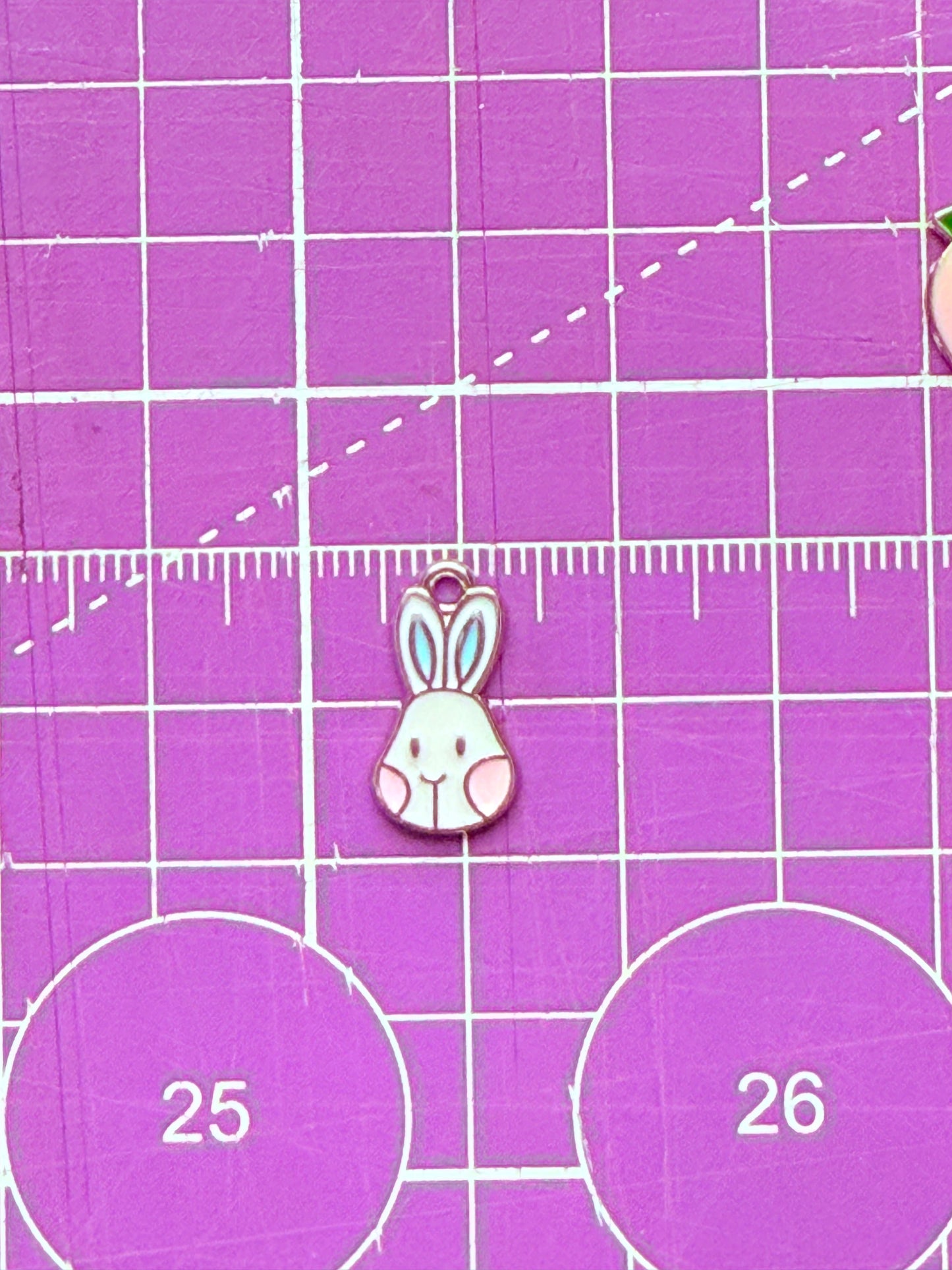 ✨ Dijes chapados en esmalte